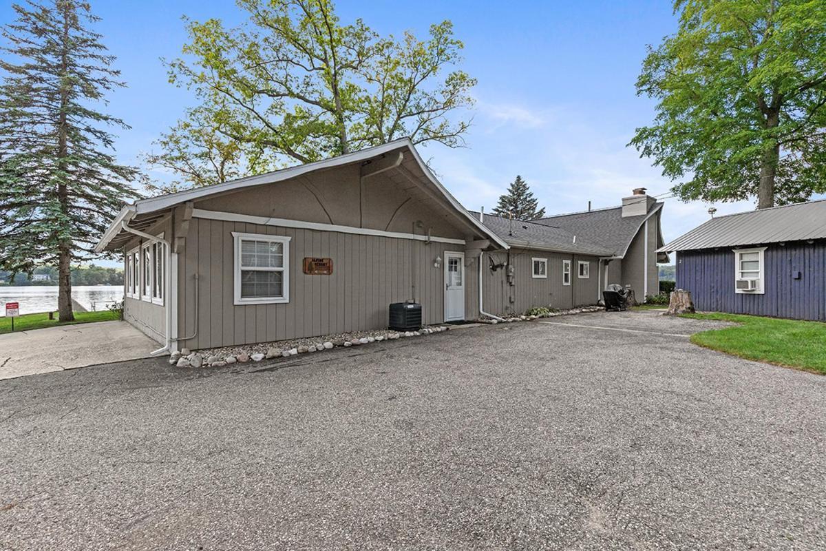 Lakeside Getaway With Dock, Firepit, Grill Newaygo Bagian luar foto
